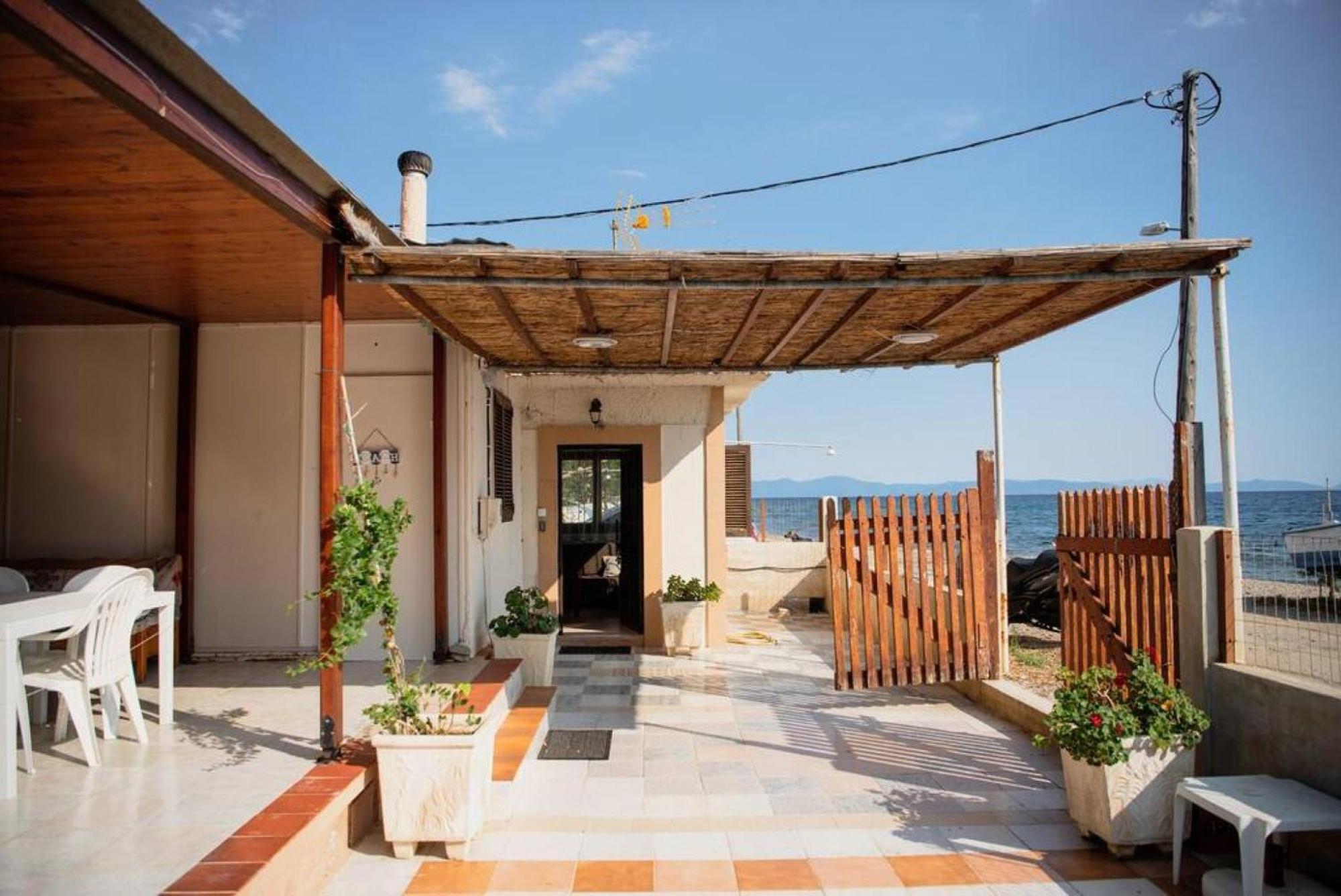 Villa Karnagio Seafront In Agria Káto Lekhónia Exterior foto