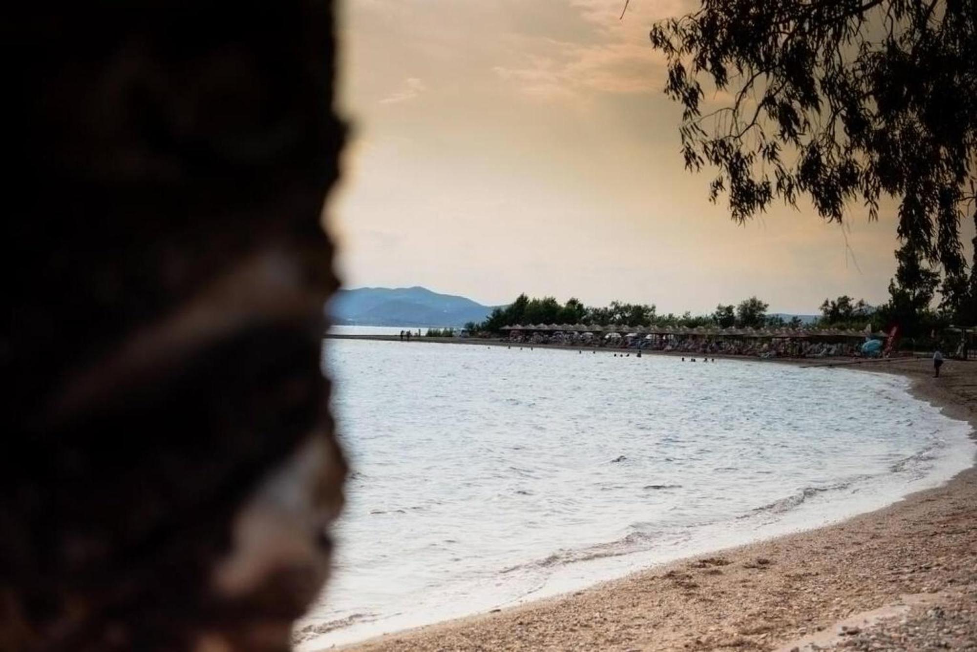 Villa Karnagio Seafront In Agria Káto Lekhónia Exterior foto