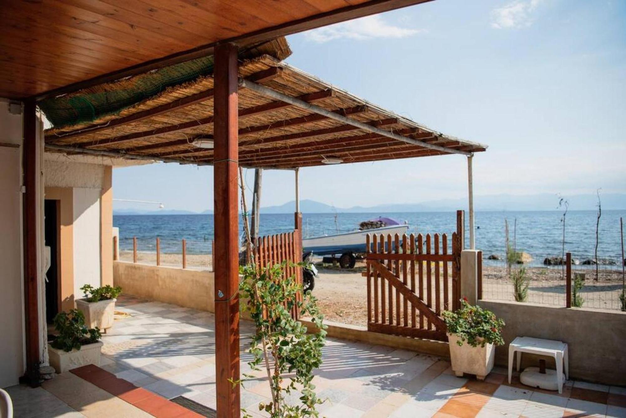 Villa Karnagio Seafront In Agria Káto Lekhónia Exterior foto